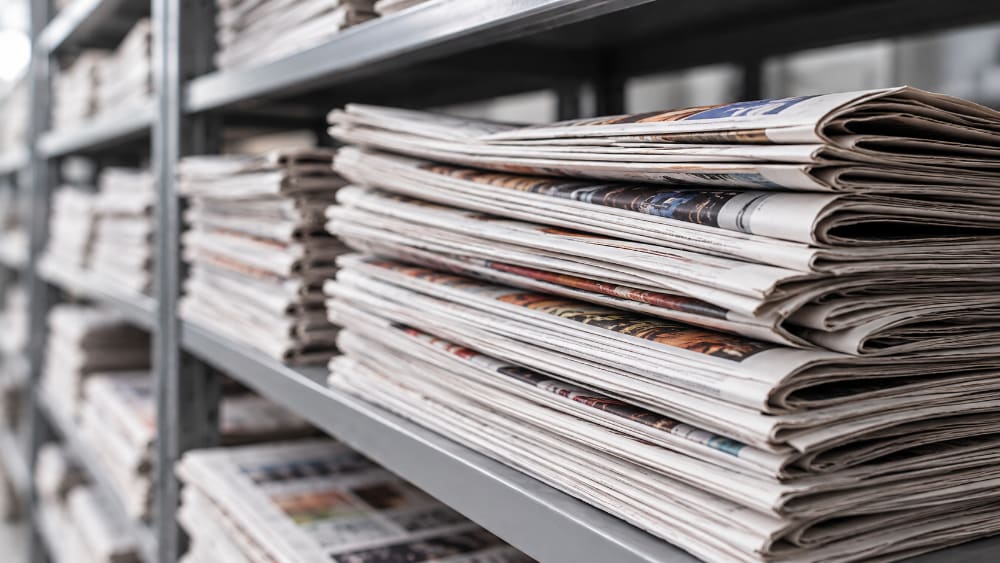 Ejemplares de publicaciones impresas apilados.