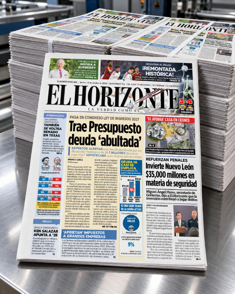 Ejemplares del periódico El Horizonte apilados sobre una mesa de producción.